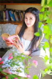 穿成替女配后，大佬她靠做替身暴富了