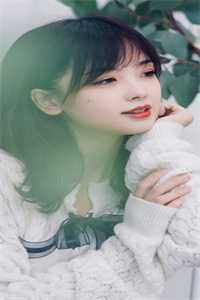 重回身死前，她转身抱紧了死对头大腿