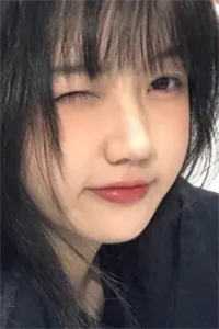 她的脸微凉的手指