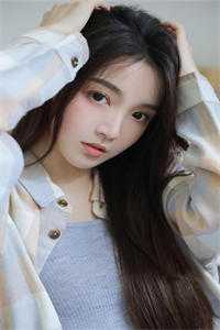 姐姐吃饭的脸