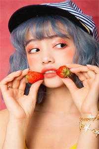 女孩上了别人的车