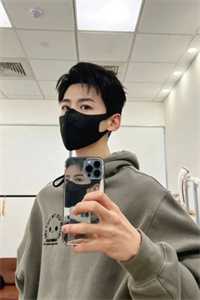 心跳失控！大叔的八块腹肌被我摸到了