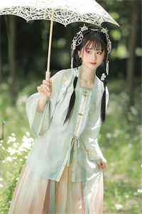 觉醒后，疯批女配成团宠了